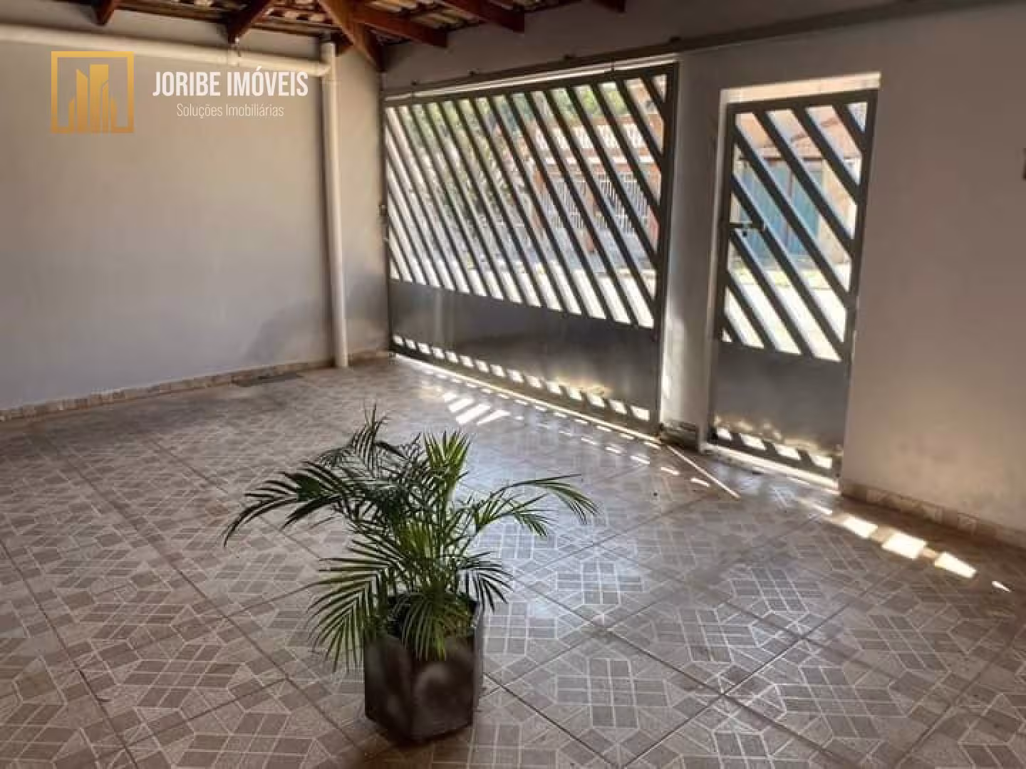 Casa linda próximo ao centro de Araçoiaba. Aceita troca por chácara.