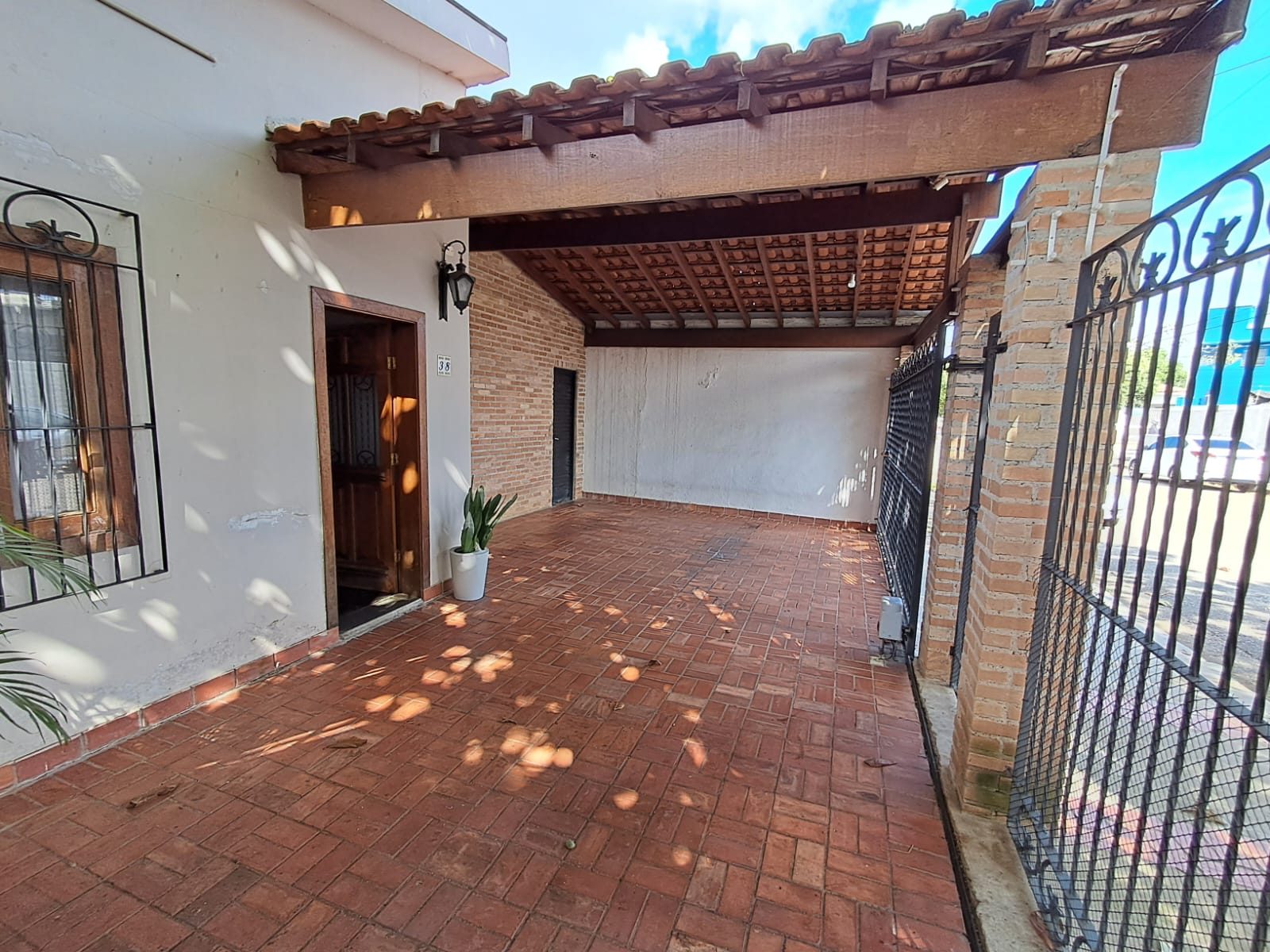 Entrada e garagem coberta da casa